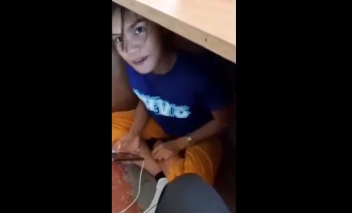 Pinay student classmate nahuli finger sa ilalim ng mesa